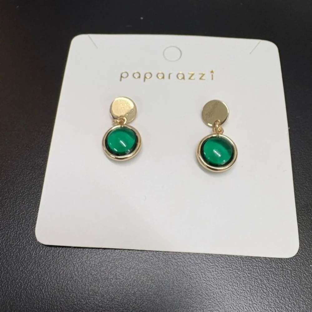 Vintage-Inspired Green Stone Dangle Earrings  Gold Trim Classic Elegant Look new